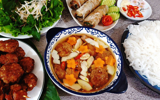 Bún chả Hà Nội thơm ngon với thịt nướng