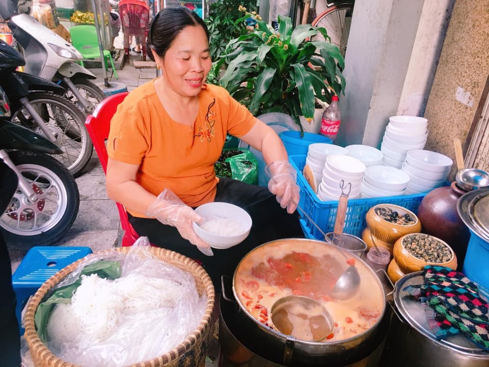 Bún ốc Hà Nội tại quán cô Huệ