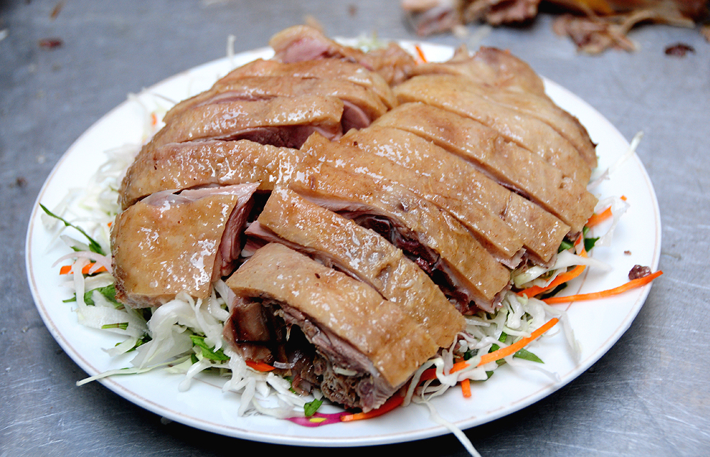 Gỏi vịt tại quán ăn Sài Gòn