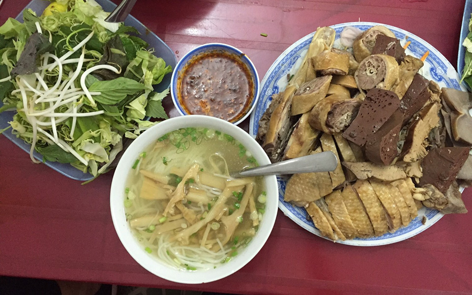 Thịt vịt luộc mềm chấm mắm gừng cay nồng Bún măng vịt đậm vị
