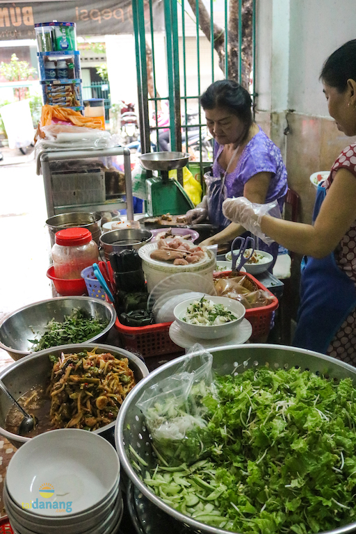 Heo quay giòn trong tô bún mắm bà Đông Đà Nẵng