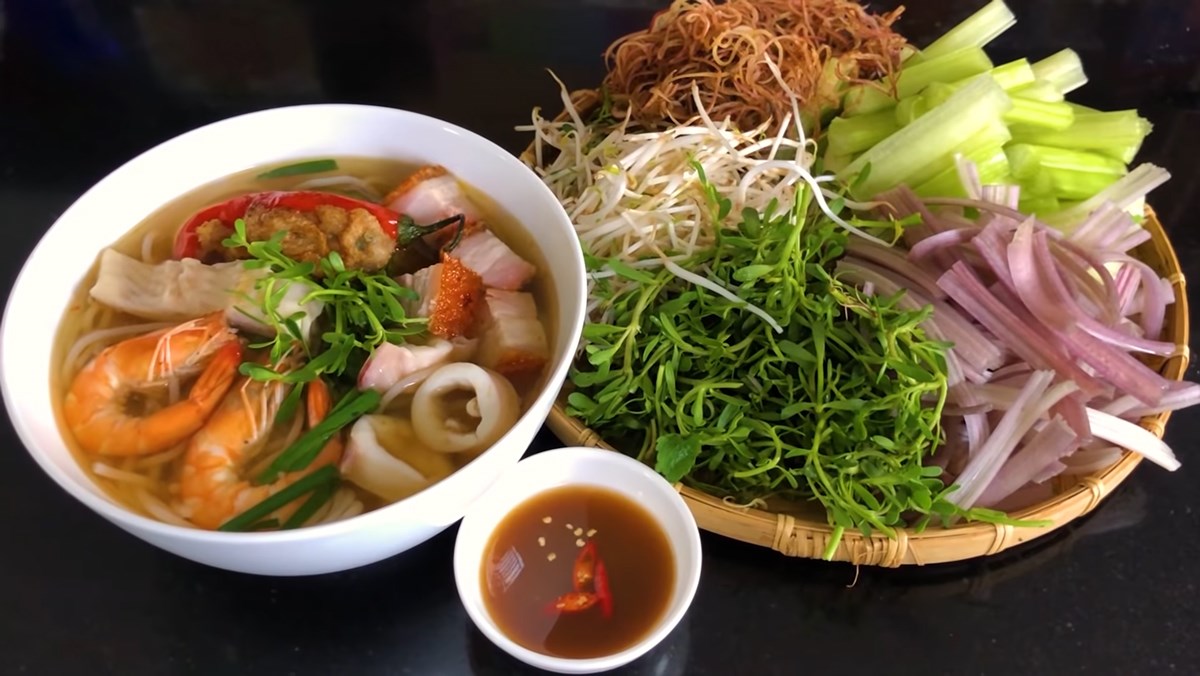 Tô bún mắm ngập tràn topping hải sản Bún mắm đậm đà hương vị miền Tây
