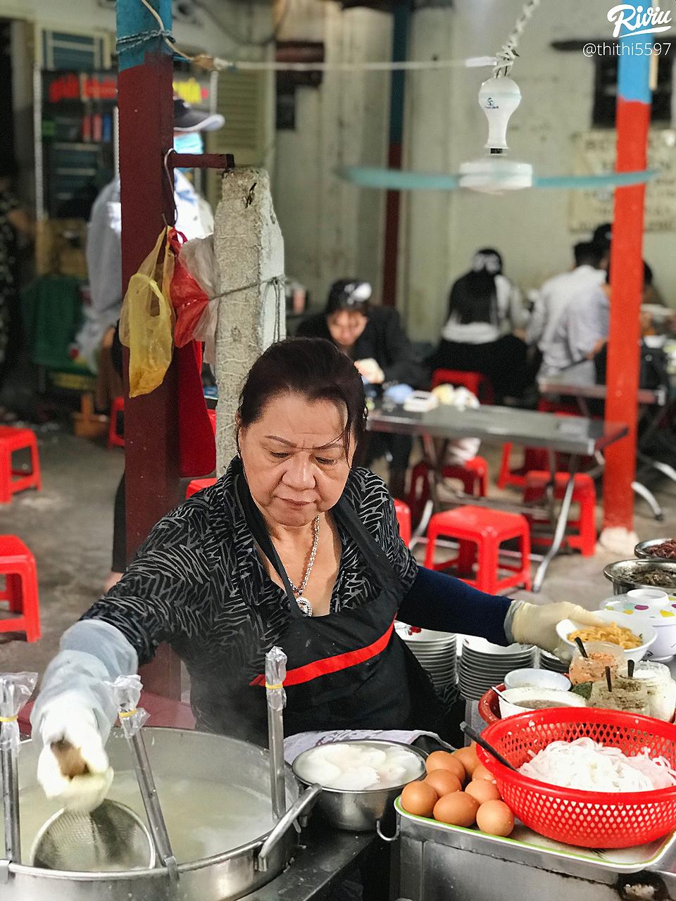 Mì trộn muối ớt tại quán bún cô Huyền