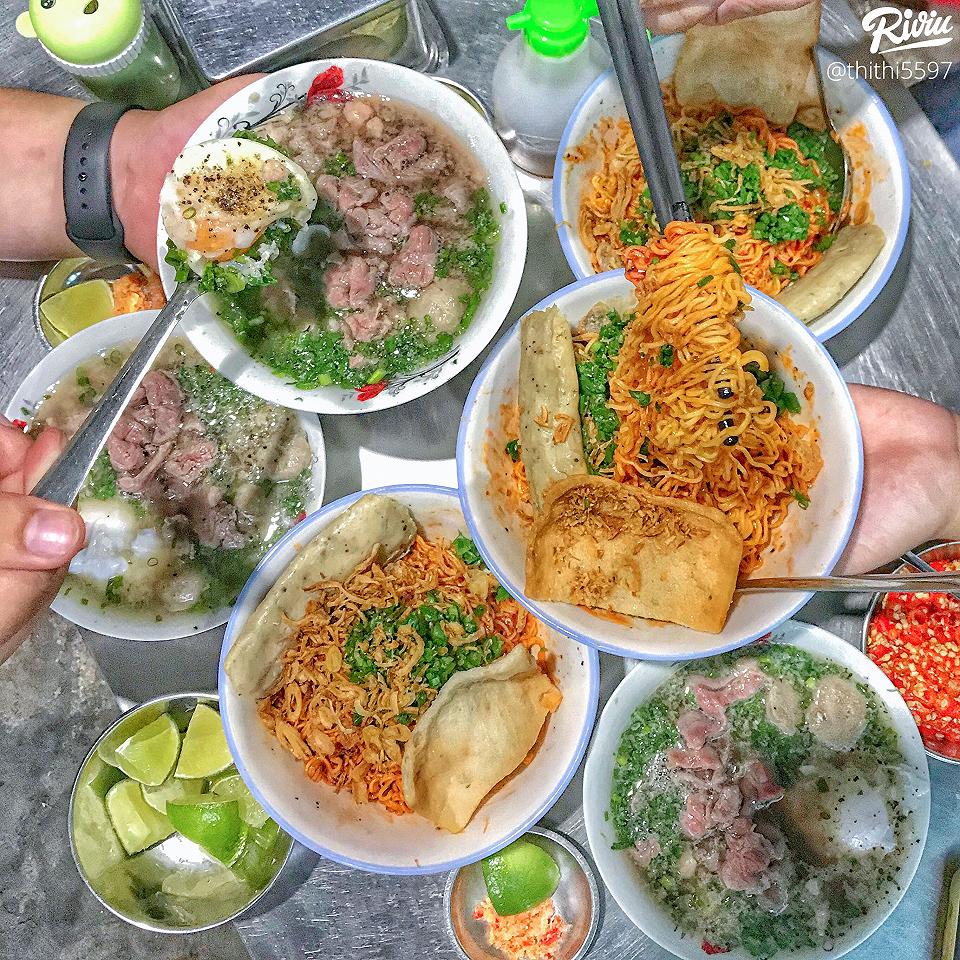Tô bún nước cô Huyền đặc sản quán ăn Sài Gòn