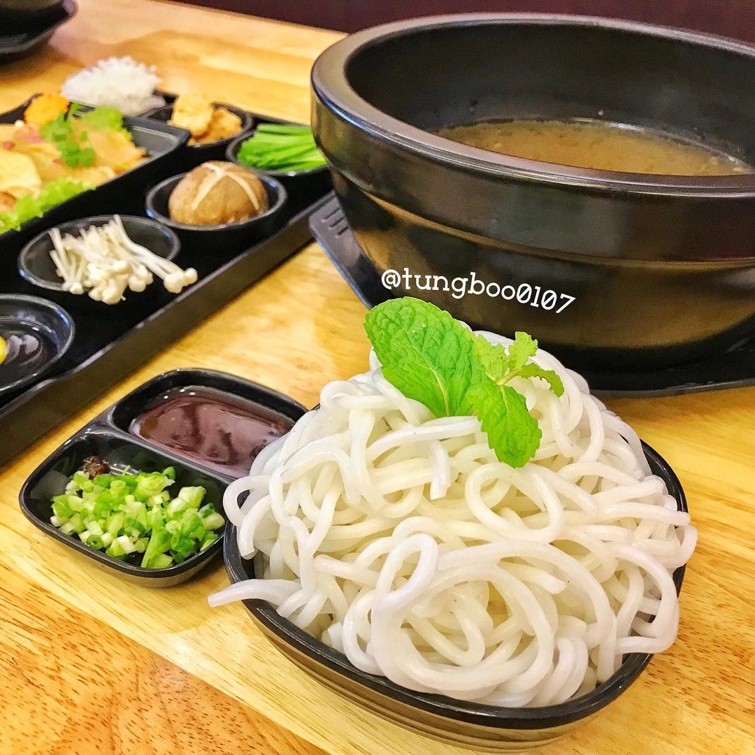 Nước dùng ngọt thanh của bún qua cầu Vân Nam
