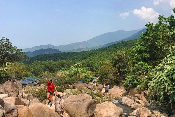 Với người thích khám phá thì leo lên đỉnh cao nhất của Suối Mơ cũng là trải nghiệm hấp dẫn. Hoạt động này thường thu hút du khách Tây. Ảnh: Alex Dray.