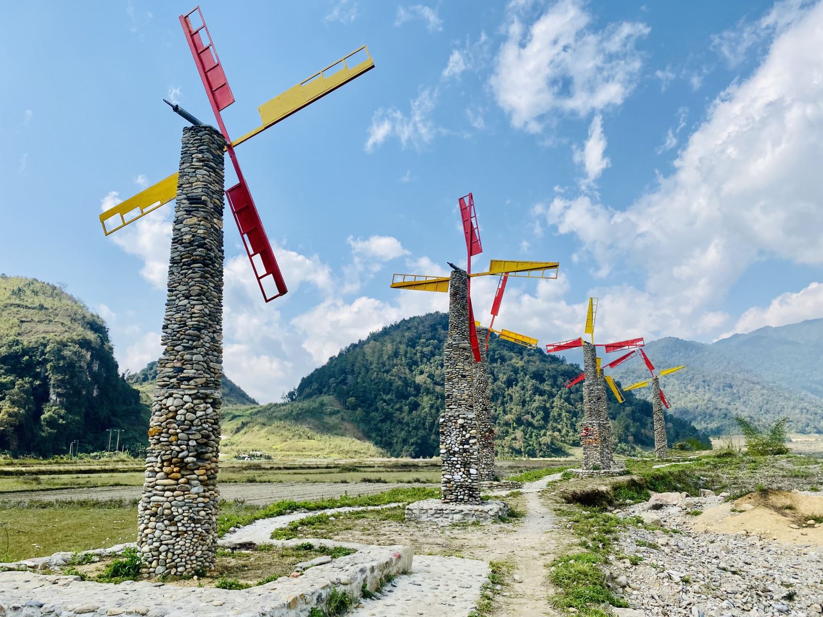 Khu chong chóng khổng lồ Ngọc Chiến tour Tây Bắc