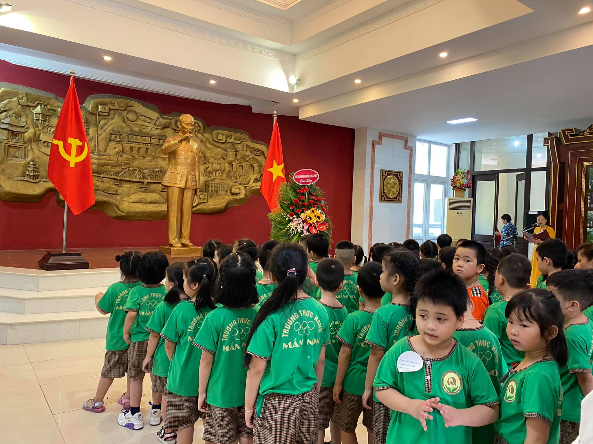 Khách tham quan tại bảo tàng Hồ Chí Minh Thừa Thiên Huế