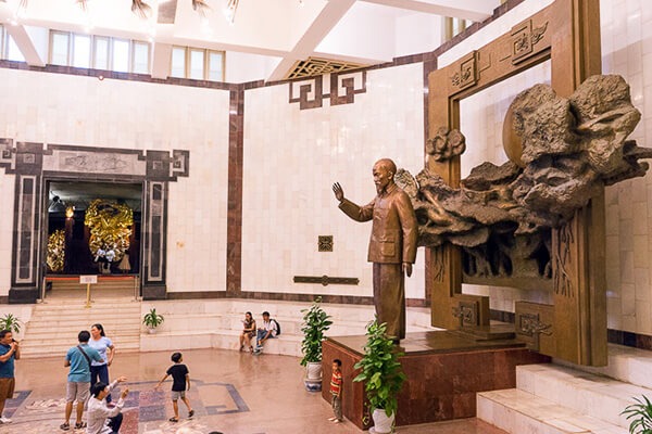 Bảo tàng Hồ Chí Minh ivivu 1