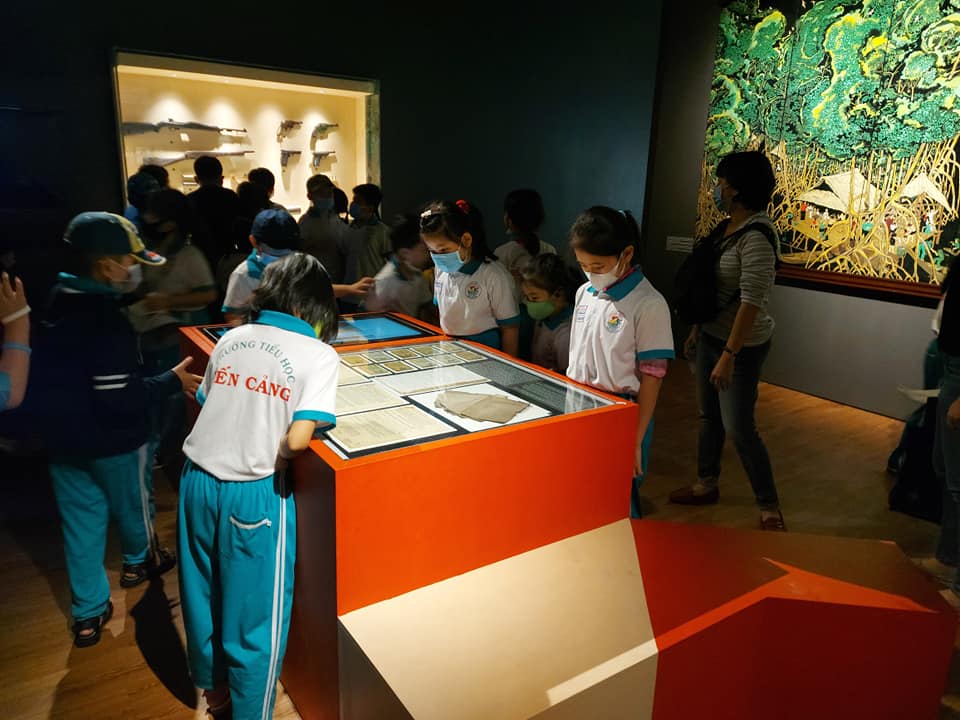 Các em học sinh tiểu học đến tham quan bảo tàng. Ảnh: Fb Bảo Tàng Phụ Nữ Nam Bộ - Southern Women's Museum.