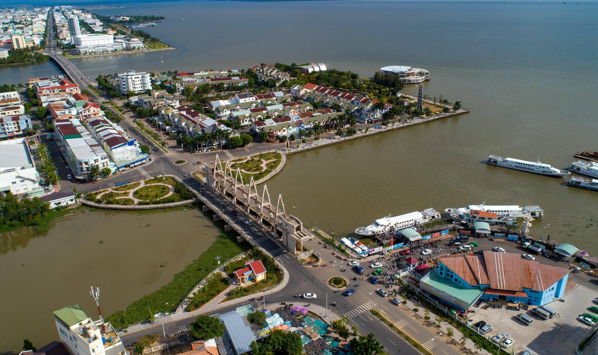 Toàn cảnh bến tàu Rạch Giá nhìn từ trên cao. Ảnh: Dũng Trương/ Fb Kiên Giang News.