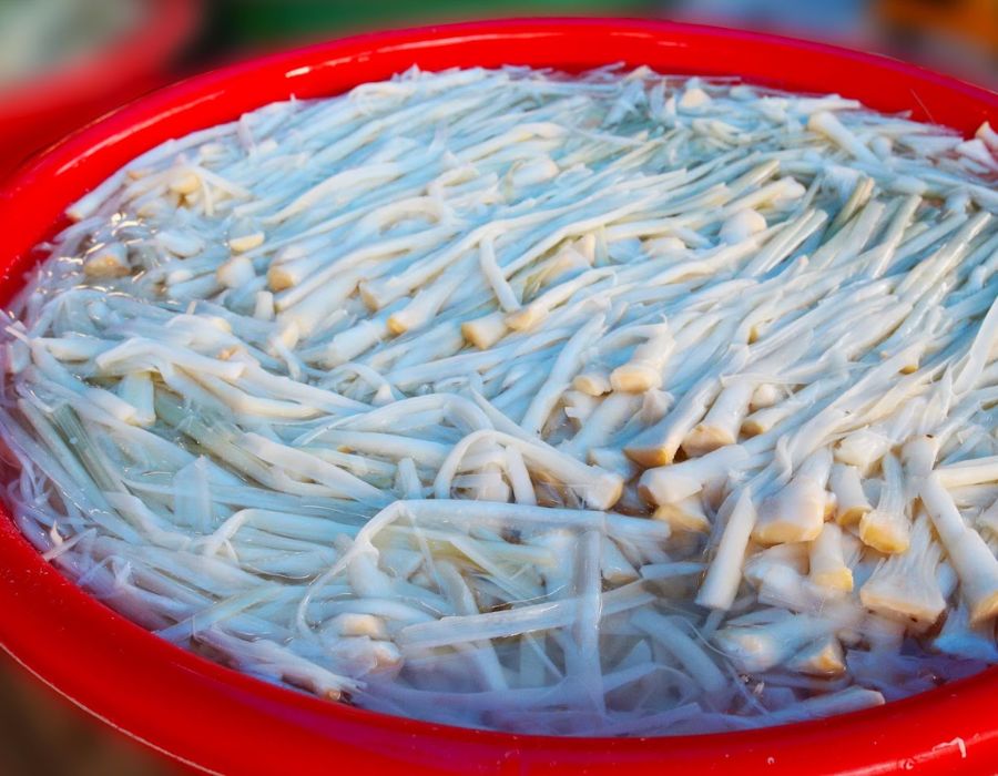 Thau bồn bồn ngâm chua.