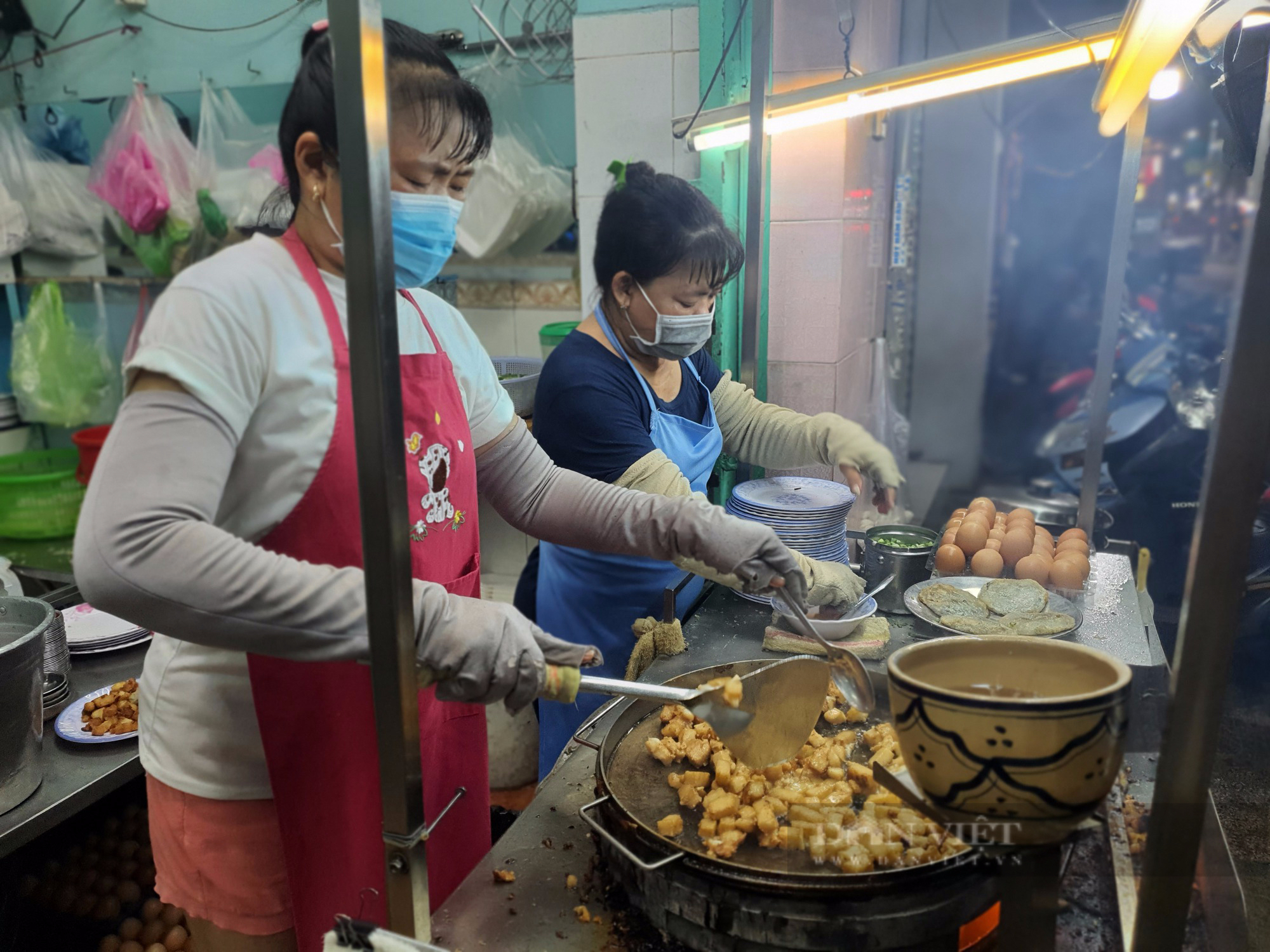 Bếp bột chiên Đạt Thành. Ảnh: Nguyên Thịnh/Báo Dân Việt.