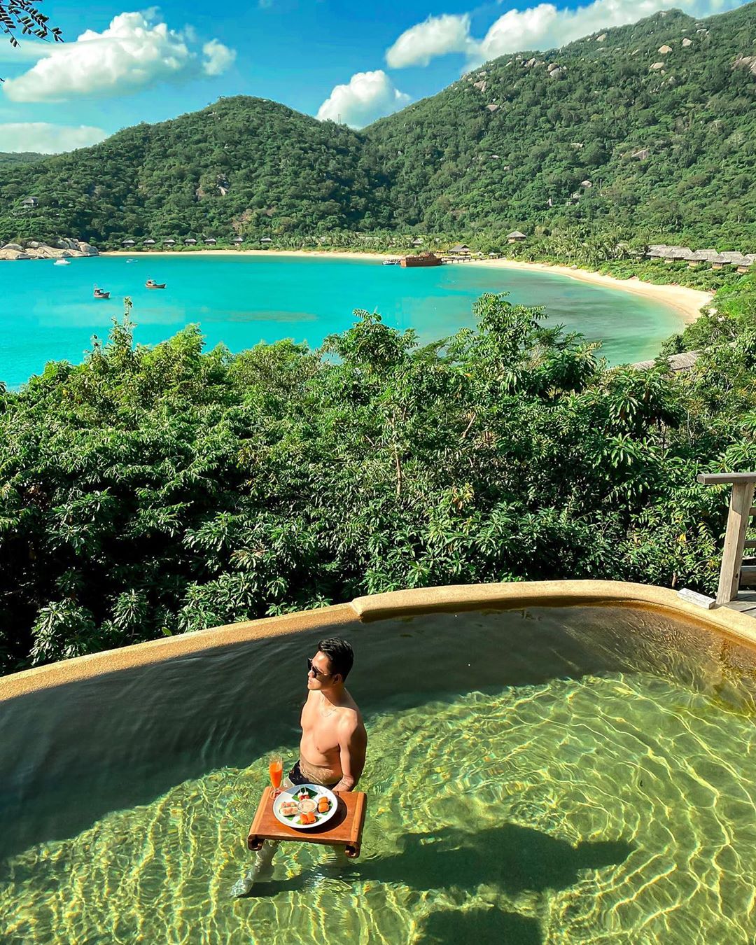 Bữa sáng nổi lãng mạn tại hồ bơi vô cực Six Senses Ninh Vân Bay