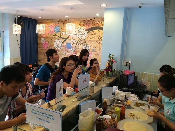 Bàn bar, nơi bạn vừa ngồi thưởng thức vừa được xem cách làm bánh.