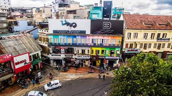 Phía ngoài đầy màu sắc của Beepub Hostel Đà Lạt