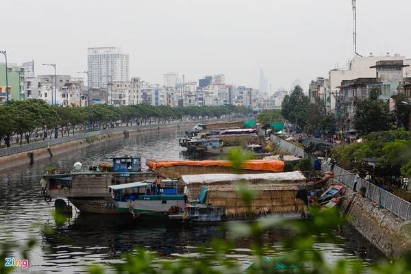 Bến Bình Đông hoa kiểng với ghe thuyền chở hoa từ miền Tây đổ về