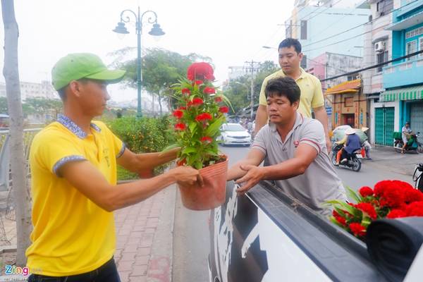 Người làm thuê chở hoa kiểng về Bến Bình Đông