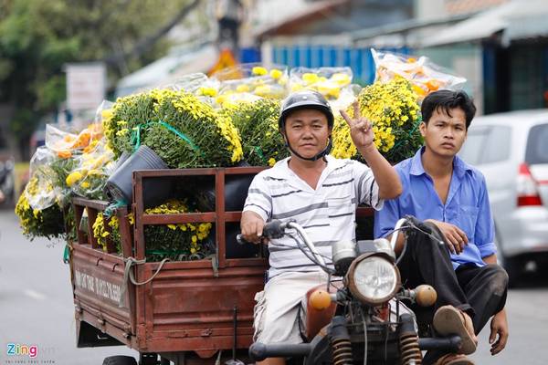 Xe ba gác chở hoa kiểng từ Bến Bình Đông