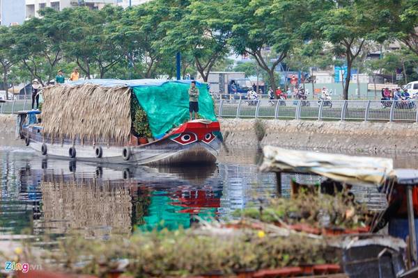 Ghe thuyền chở hoa kiểng cập bến Bình Đông