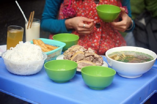 Không gian quán bún ngan Hà Nội Lý Quốc Sư