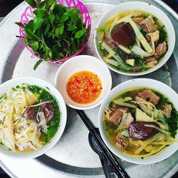 Ngan luộc chấm nước chấm tại bún ngan Hà Nội