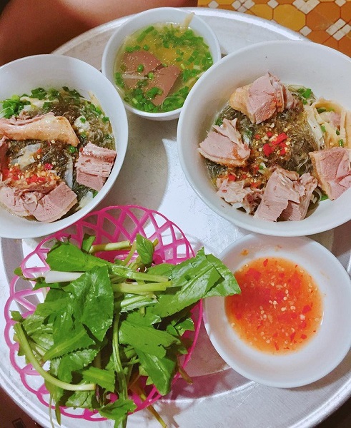 Không gian quán bún ngan Hà Nội Hàng Thiếc