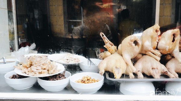 ben-canh-bun-ngan-nhan-ha-noi-cung-con-5-hang-bun-ngan-ngon-xuat-sac-ivivu-1