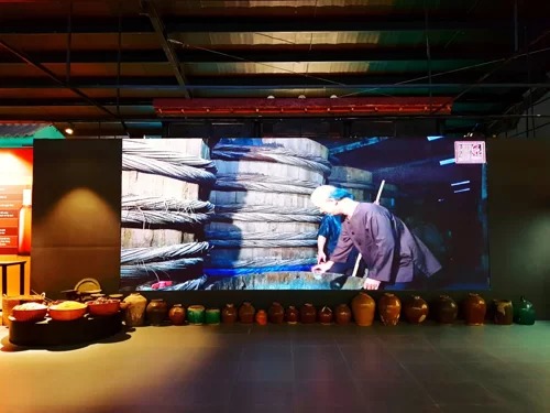 Nước mắm tĩn tại bảo tàng nước mắm Làng Chài Xưa