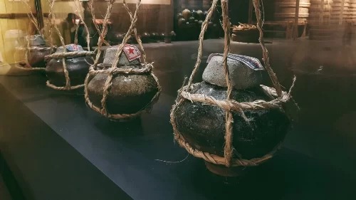 Mua nước mắm tĩn tại bảo tàng nước mắm Làng Chài Xưa