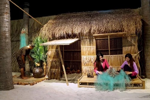 Du khách đến đây có thể nhập vai làm dân chài lưới cá, làm muối, thăm phố cổ Phan Thiết, ghé nhà hàm hộ (đại gia nước mắm) xưa, khám phá cách người dân làng chài phát hiện ra mắm nước từ việc ướp giữ cá, tên gọi nước mắm ngày xưa, lý do có tên gọi “nước mắm” như ngày nay...