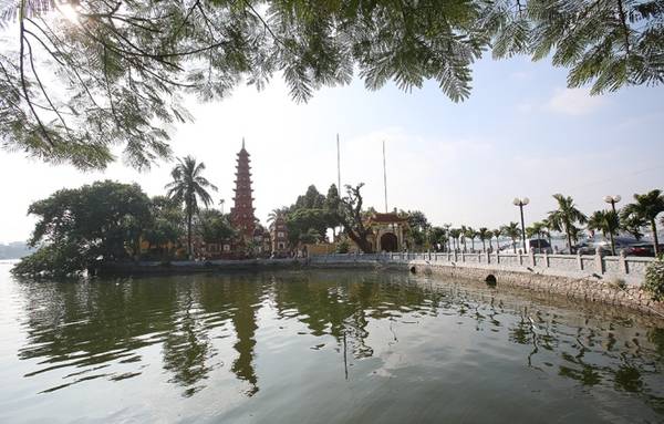 Chùa Trấn Quốc nằm trên đường Thanh Niên (Ba Đình, Hà Nội), thuộc hệ phái Bắc tông