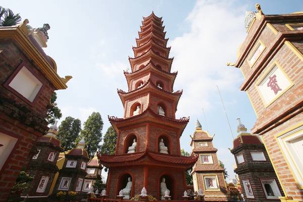 Bảo tháp Lục độ đài sen tại Chùa Trấn Quốc