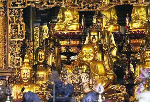 Tượng Phật Thích Ca tại Chùa Trấn Quốc