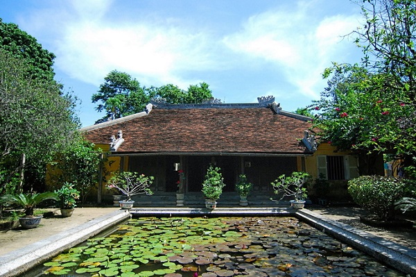 Người chủ gắn bó lâu nhất là bà Đào Thị Xuân Yến, thừa kế nhà từ 1936 đến 1997 khi chồng qua đời. Bà là vợ ông Tuần Vũ Nguyễn Đình Chi, bấy giờ ông đang giữ chức Tuần phủ Hà Tĩnh. Sinh thời, ông bà Nguyễn Đình Chi là những người có học thức, uy tín trong xã hội. An Hiên là tư gia và cũng là nơi lui tới của nhiều nhân sĩ trí thức, tao nhân mặc khách.