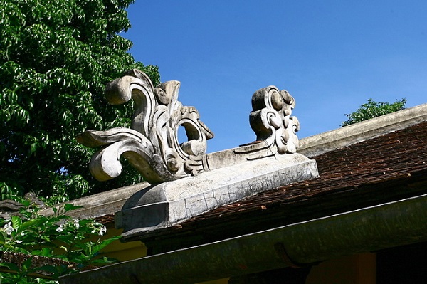Nhà vườn An Hiên được thiết trí mẫu mực theo kiến trúc nhà vườn xứ Huế, chịu ảnh hưởng bởi thuật phong thủy. Kiến trúc và thiên nhiên hòa quyện vào nhau. Quần thể công trình rộng tới gần 5.000 m2 quay hướng chính về phía sông Hương. Chủ thể là một ngôi nhà rường nằm ở trung tâm khu vườn, rộng 135 m2.