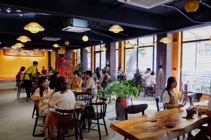 Linh Trà quán xuất hiện trong tập 72 của bộ phim Về nhà đi con khi nhân vật Huệ khai trương tiệm trà. Quán được chia thành 2 tầng như trong phim.