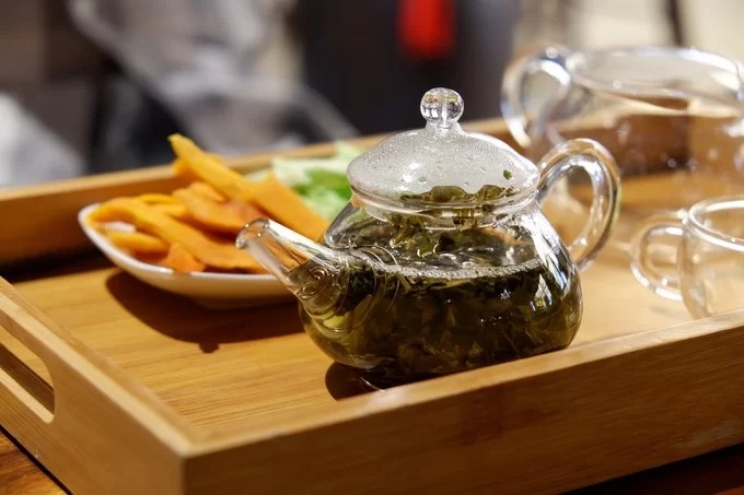 Đồ uống tại Linh Trà quán gồm trà sữa, trà hoa quả và set trà truyền thống từ Thái Nguyên, Sơn La.