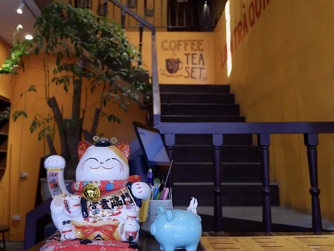 Tầng một đặt quầy gọi đồ uống và một phòng nhỏ, trưng bày nhiều bình, cốc và chén sứ. Phía sau là cầu thang dẫn lên tầng 2, nơi được nhiều bạn trẻ chụp check-in.