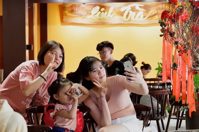 Tầng 2 là khu vực chính của quán. Ở đây có chỗ ngồi trong nhà và ngoài trời. Bên trong, chủ quán kê 3 dãy bàn ghế gỗ dọc theo chiều dài và một khu bàn lớn cho khách đi theo nhóm. Nhờ hiệu ứng từ bộ phim, chủ quán chia sẻ, anh cảm thấy vui khi có nhiều khách tới đây, thưởng trà và chụp ảnh. Trước đây, điều anh Linh mong muốn nhất là có một không gian thanh tịnh, tránh xa bộn bề cho người thân. "Bộ phim với tôi có nét đồng điệu. Qua những cảnh quay, quán trà đã giúp chia sẻ thông điệp gia đình là điều quan trọng nhất đối với mỗi người", chủ quán nói.
