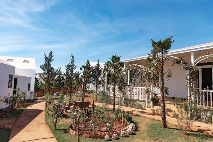 Giá villa Family Suite 2 tầng resort Lý Nhã Kỳ là 2,9 triệu đồng cho 4-5 người, hiện được giảm 30%.
