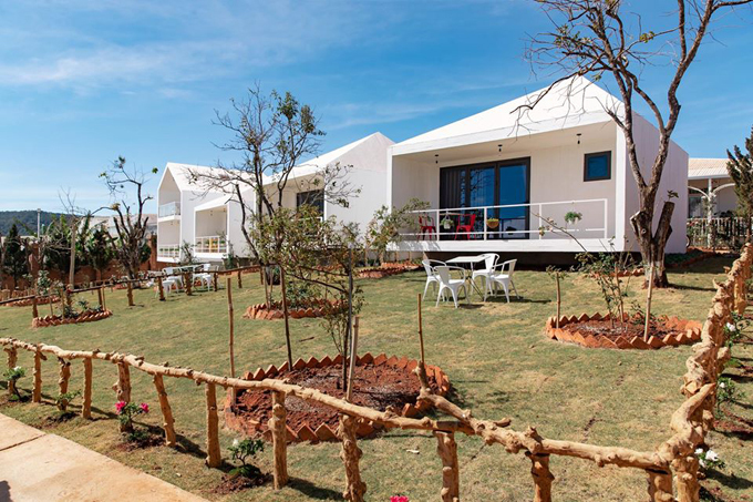 Resort Lý Nhã Kỳ tọa lạc ở vị trí trung tâm, cách sân bay Liên Khương khoảng 40 phút lái xe, cách chợ Đà Lạt 12 km.