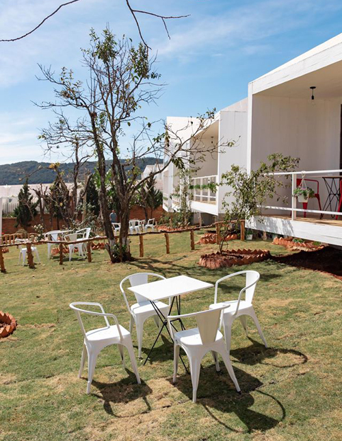 Lý Nhã Kỳ đích thân chăm chút cho từng góc nhỏ của resort Lý Nhã Kỳ với hàng rào, luống cây và bàn ghế sắt ngoài sân.