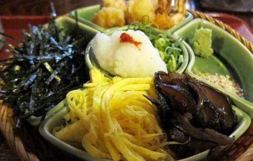 Rong biển xắt nhỏ, củ cải, hành, trứng, tempura tôm, nấm hương là những thứ không thể thiếu khi ăn mì soba tại Honke Owariya Kyoto.