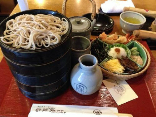 Mì soba được làm từ bột kiều mạch và bột mì tại Honke Owariya Kyoto. Món này có thể ăn cả nóng hoặc lạnh tùy vào mùa.