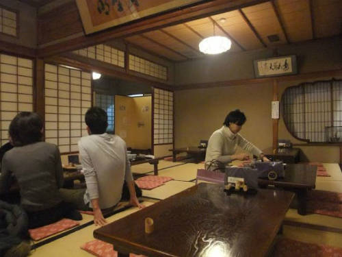 Bước vào quán Honke Owariya Kyoto, du khách sẽ thấy một khu vườn nhỏ rồi đến các phòng ăn zashiki và tokonoma.
