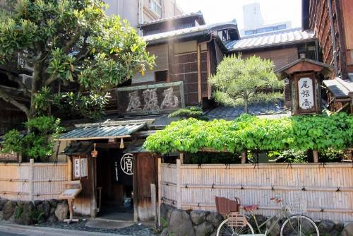 Honke Owariya với lịch sử hơn 550 năm nổi tiếng là quán mì soba ngon nhất, lâu đời nhất Kyoto. Quán nằm trong tòa nhà gỗ cũ, phía nam lâu đài Hoàng gia. Đây là quán ăn phục vụ cho gia đình hoàng tộc, tướng lĩnh cũng như thầy tu trong các chùa ở cố đô qua nhiều thế kỷ. Ngoài mỳ, quán cũng được biết tới với nhiều loại bánh kẹo. Ảnh: Wally Gobetz.