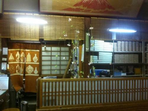 Honke Owariya mở cửa từ năm 1465 với mục đích ban đầu là cửa hàng bánh kẹo, nhưng về sau mì soba mới là món ăn làm nên danh tiếng của quán. Theo Deep Kyoto, quán đã làm mì cách đây 300 - 400 năm. Những thực khách thích đồ ngọt cũng không phải thất vọng vì quán vẫn còn bán bánh kẹo ở quầy trước cửa. Ảnh: Bonson Lam.