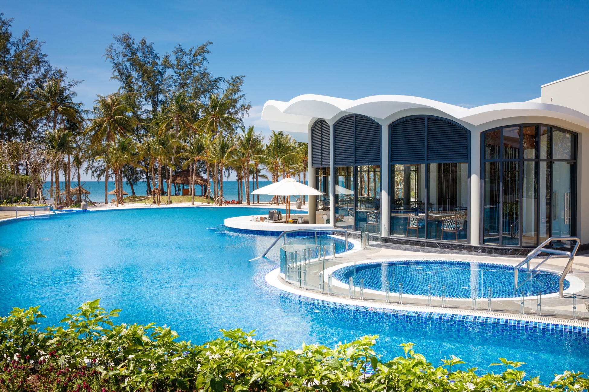 Hồ bơi trải dài 300m Phú Quốc tại Best Western Premier Sonasea