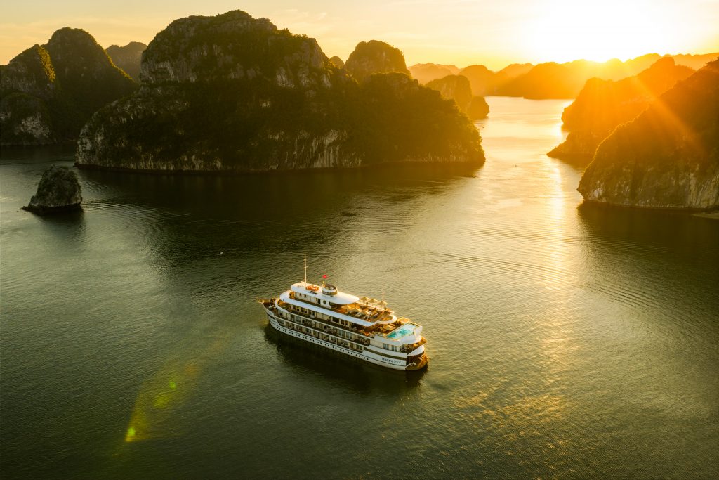 Du thuyền Bhaya Soul Hạ Long lướt nhẹ trên vịnh di sản xanh mướt